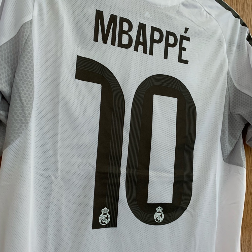 Real Madrid 2025/2026 Jerseys - Picture 13 of 15